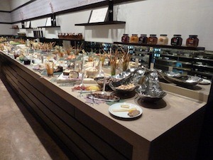DER GLÄSERNE CHEESROOM IM MILLENIUM HILTON BANGKOK